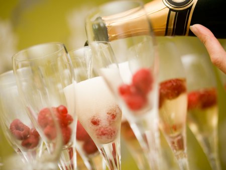Champagner mit Himbeeren