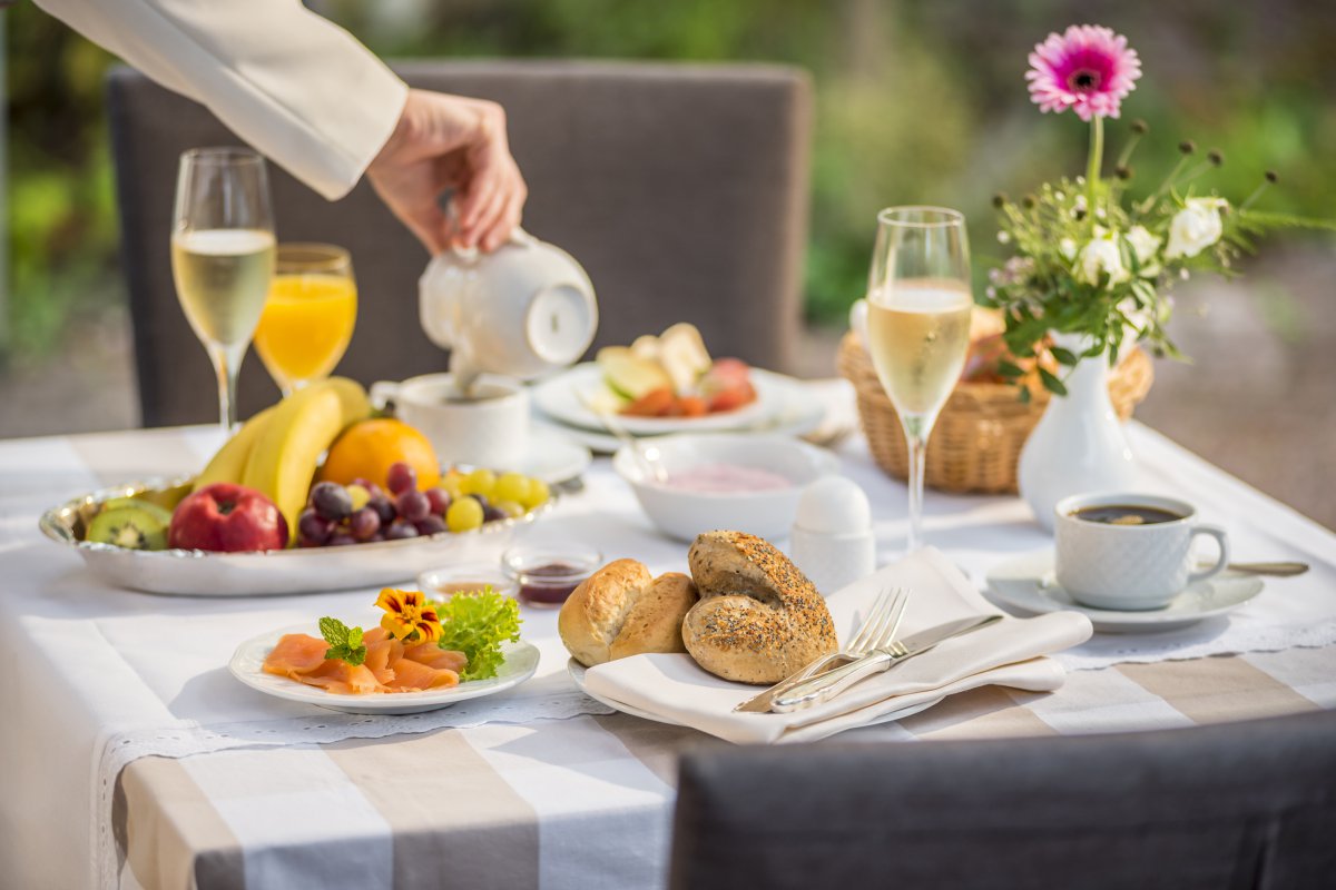 Frühstück auf der Terrasse im Hotel Goldenes Fass